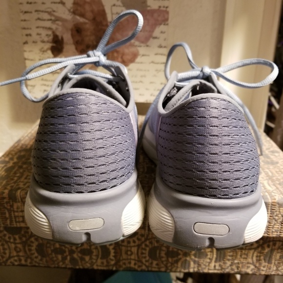 Nwot under armour charged sneakers sz 8.5 - Picture 4 of 8